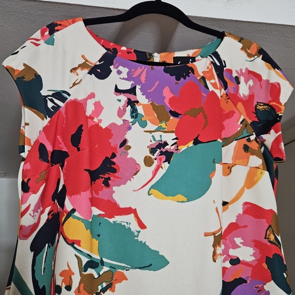 ECI Floral Print Scuba Sheath Dress White Capped Sleeve Hidden Zipper size 8 - Picture 4 of 6